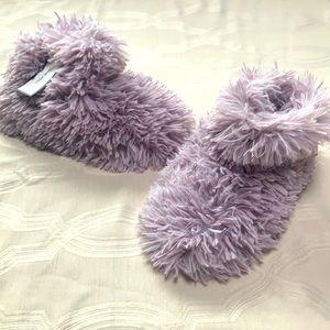 NWT: Nine West Fuzzy Slippers (Size 7-8)